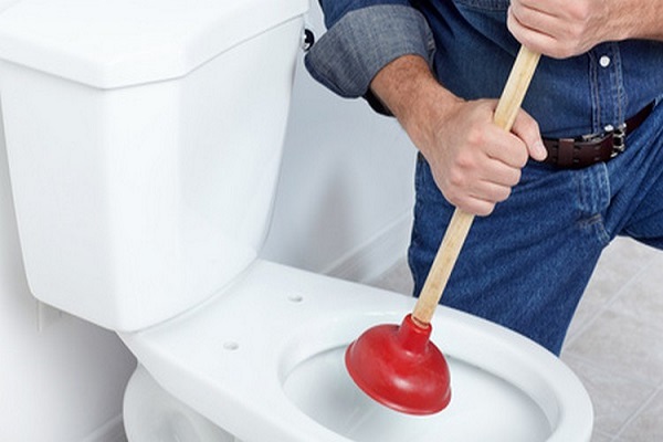 BỒN CẦU DỘI NƯỚC KHÔNG TRÔI - NGUYÊN NHÂN VÀ CÁCH XỬ LÝ ĐƠN GIẢN NHẤT